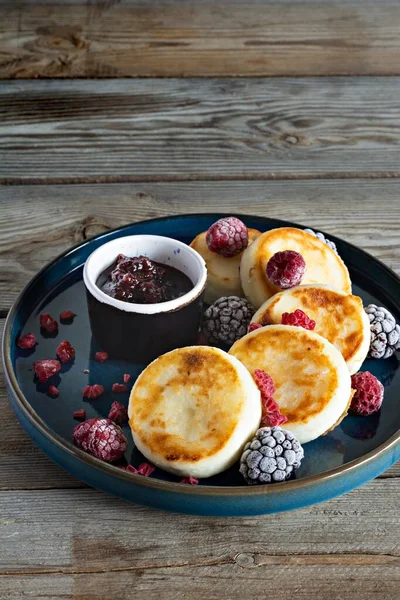 Frischer Quark Oder Ricotta Pfannkuchen Syrniki Krapfen Auf Einem Blauen — Stockfoto