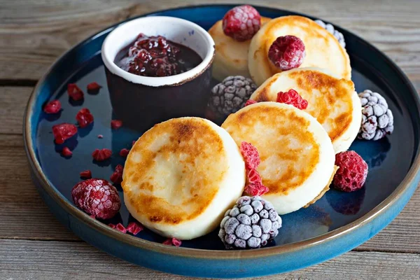 치즈나 리코타 팬케이크 주사기 프라이터 베리와 얹는다 맛있는 우크라이나 러시아 스톡 사진