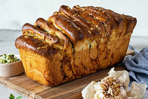 Zelfgebakken Vers Brood Met Kruiden Peterselie Tijm Rozemarijn Dille Knoflook — Stockfoto