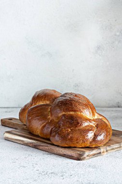 Challah ya da Hala geleneksel bir yahudi tatlı, tatlı, örülmüş ekmek (somun) ve taze ekmek. Brioche kahvaltı masasında.. 