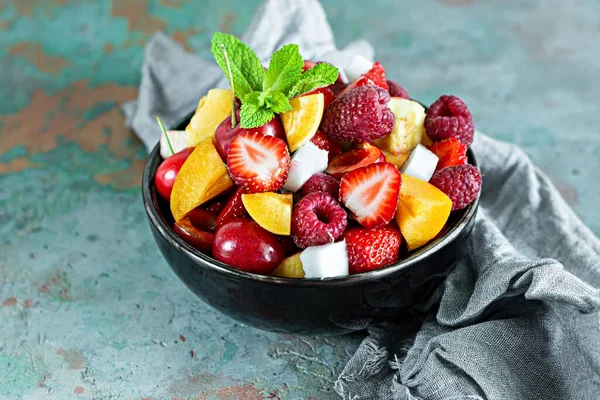Ensalada Frutas Frescas Tazón Negro Sobre Fondo Gris Alimento Orgánico —  Fotos de Stock