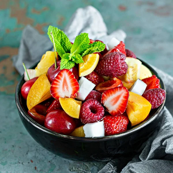 Ensalada Frutas Frescas Tazón Negro Sobre Fondo Gris Alimento Orgánico —  Fotos de Stock