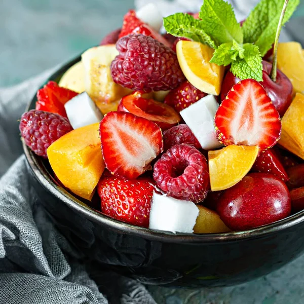 Fresh Fruit Salad Black Bowl Gray Background Healthy Natural Organic — Stock Photo, Image