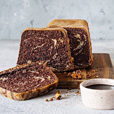 Çikolatalı mermer pasta (bisküvi) Zebra çikolatalı krema ile tahta tahtada gri bir zemin üzerinde. Ev yapımı tatlı..