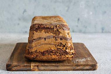 Çikolatalı mermer pasta (bisküvi) Zebra çikolatalı krema ile tahta tahtada gri bir zemin üzerinde. Ev yapımı tatlı..