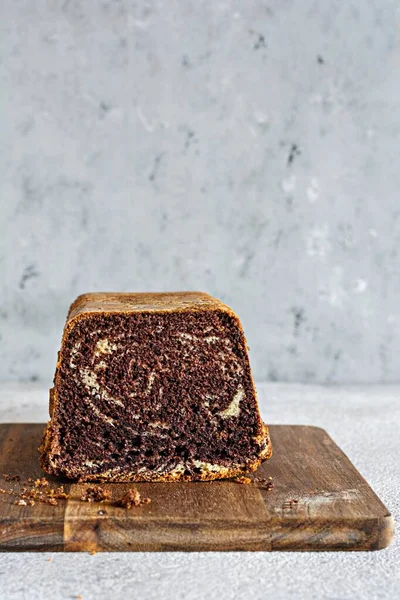 Schokoladenmarmorierter Kuchen Keks Zebra Mit Schokoladenglasur Auf Einem Holzbrett Auf — Stockfoto