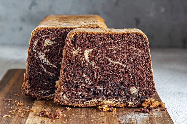 Schokoladenmarmorierter Kuchen Keks Zebra Mit Schokoladenglasur Auf Einem Holzbrett Auf — Stockfoto