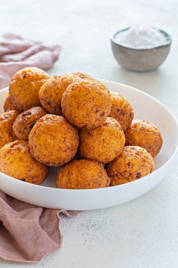 Çörekler. Kremalı keklerden yapılmış ev yapımı kekler. Pudra şekerli süzme peynirli çörekler. Seçici odak