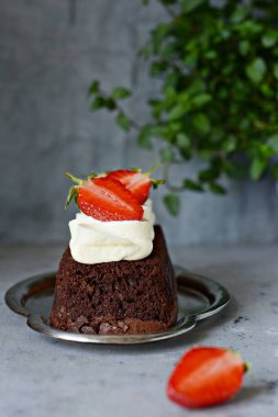 Çikolatalı brownie (kek), vanilya kremalı ve taze çilekli (çilek). Çay tatlısı.