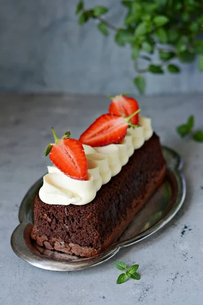 Schokoladen Brownie Kuchen Mit Luftiger Vanillecreme Und Frischen Erdbeeren Beeren — Stockfoto