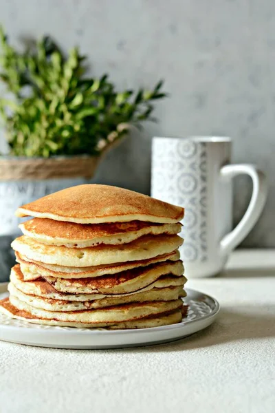 Süße Hausgemachte Pfannkuchen Mit Honig Zum Frühstück Auf Grauem Hintergrund — Stockfoto