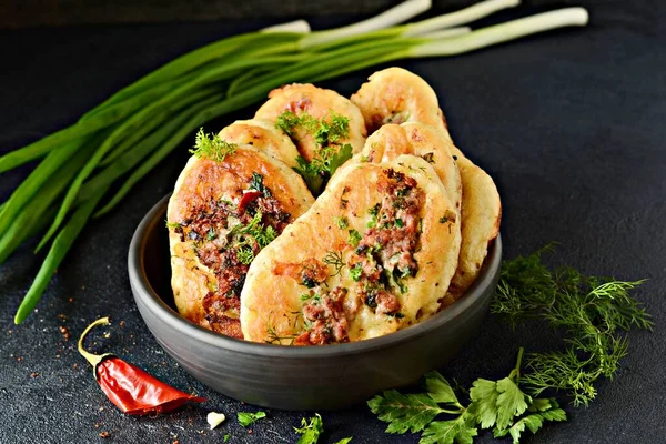 Hausgemachte Herzhafte Pfannkuchen Fritters Mit Hackfleischstücken Dill Petersilie Und Grünen — Stockfoto