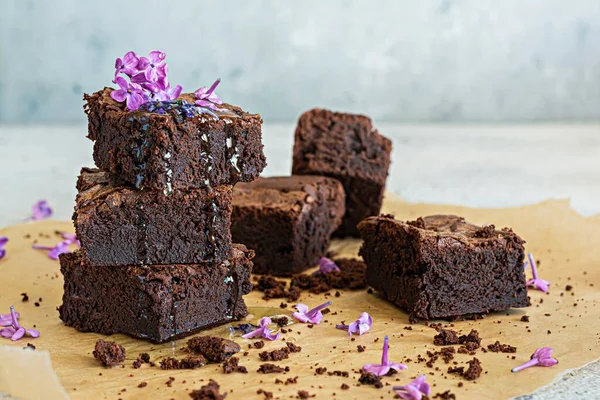 Schokoladenbrownie Mit Fliederfarbenem Blütensirup Traditionelles Amerikanisches Dessert — Stockfoto