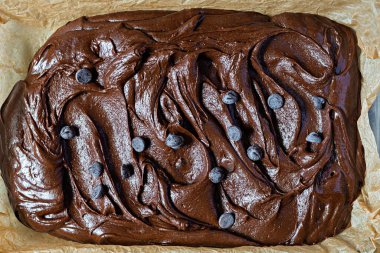 Çikolata dokusu (mousse) ve çikolata damlaları. Çiğ hamur, Amerikan browni tatlısı yapmak için..