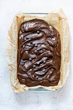 Çikolata dokusu (mousse) ve çikolata damlaları. Çiğ hamur, Amerikan browni tatlısı yapmak için..