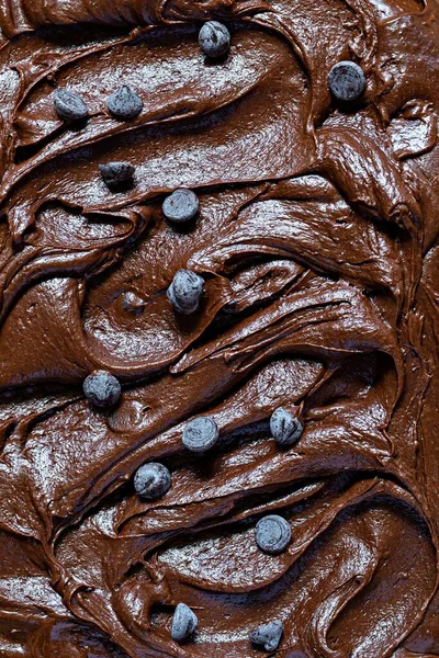 Шоколадная Фактура Мусс Кусочками Шоколадных Капель Сырое Тесто Приготовления Американского — стоковое фото