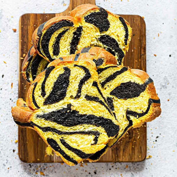 Ongebruikelijke Pompoen Gemarmerd Tijgerprint Brood Met Inktvis Inkt Gevlochten Een — Stockfoto