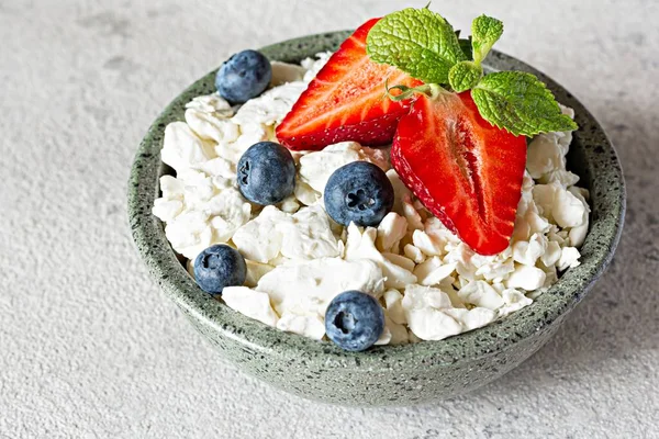 Tazón Con Requesón Yogur Bayas Frescas Arándanos Fresas Menta Fresca —  Fotos de Stock