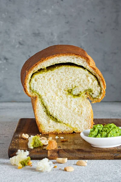 Färskt Rostat Bröd Med Pesto Basilika Persilja Vitlök Jordnötter Träskiva — Stockfoto