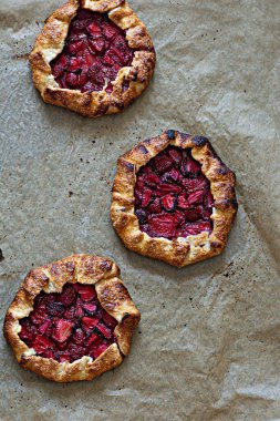 Çörek ve çilekli Fransız tatlı galerisi. Meyveli turta.