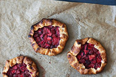 Çörek ve çilekli Fransız tatlı galerisi. Meyveli turta.