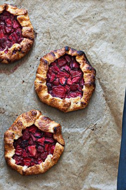 Çörek ve çilekli Fransız tatlı galerisi. Meyveli turta.