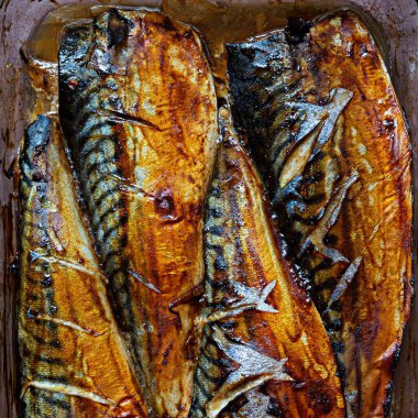 Teriyaki soslu limonlu fırında uskumru fileto. Sağlıklı balık yemeği (tütsülenmiş), Akdeniz mutfağı.