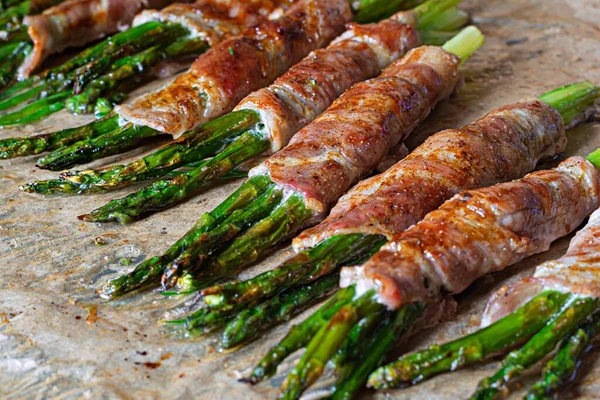 Baked Green Asparagus Wrapped Crispy Bacon Light Snack Side Dish — Stock Photo, Image