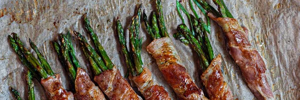 Baked Green Asparagus Wrapped Crispy Bacon Light Snack Side Dish — Stock Fotó