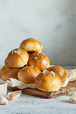 Tahta bir tahtanın üzerinde ilk yemek olarak taze pişmiş çörekler (pampushki) sarımsak ve dereotlu (çorba). Ulusal Ukrayna yemeği, yemek. Seçici odak.