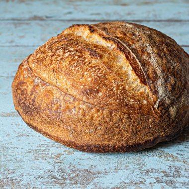 Gri-mavi arka planda tahıl unlu taze ev yapımı ekşi ekmek. Sağlıklı yemek..