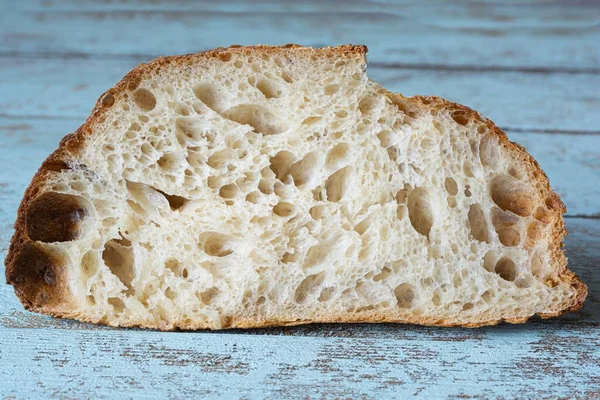 Vers Zelfgemaakt Zuurdesembrood Met Volkorenmeel Een Grijs Blauwe Achtergrond Gezond — Stockfoto