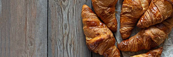 Croissants Français Croustillants Frais Sur Fond Bois Pâtisserie Feuilletée Traditionnelle — Photo