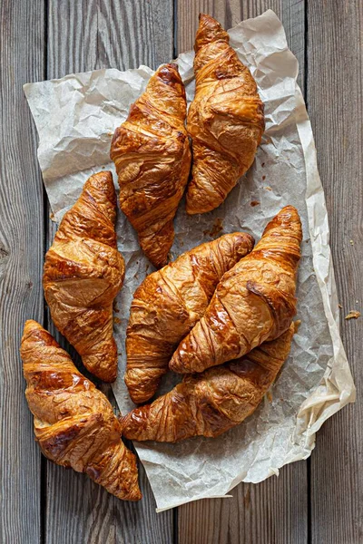 Croissants Français Croustillants Frais Sur Fond Bois Pâtisserie Feuilletée Traditionnelle — Photo