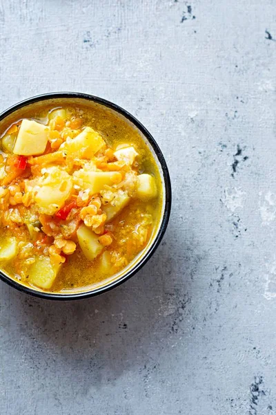 Suppe Mit Roten Linsen Und Gemüse Einer Schüssel Auf Blauem — Stockfoto