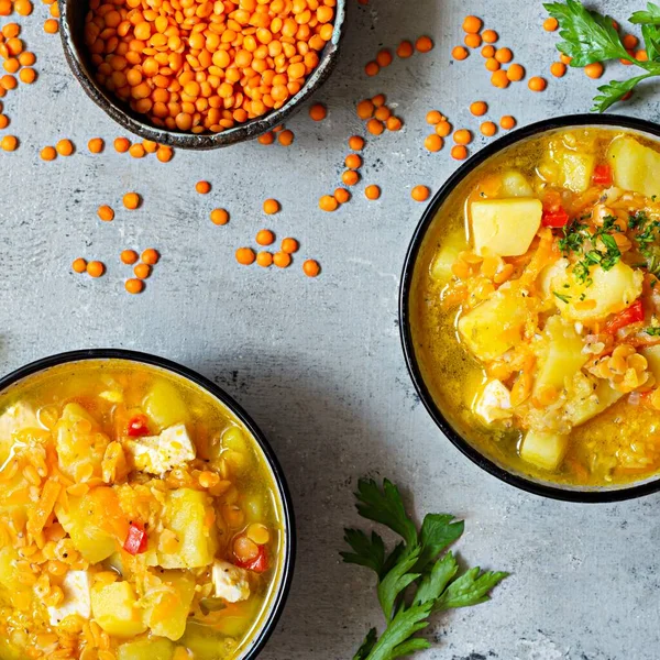 Suppe Mit Roten Linsen Und Gemüse Einer Schüssel Auf Blauem — Stockfoto