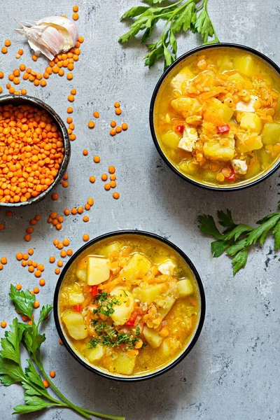 Suppe Mit Roten Linsen Und Gemüse Einer Schüssel Auf Blauem — Stockfoto