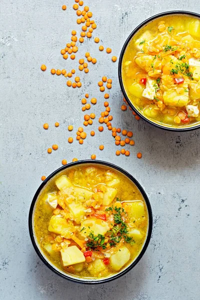 Suppe Mit Roten Linsen Und Gemüse Einer Schüssel Auf Blauem — Stockfoto