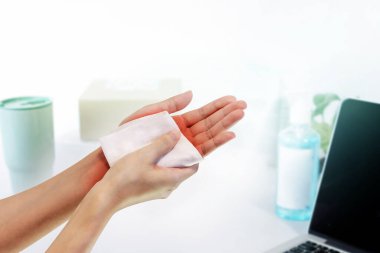 Bilgisayardaki uzun çalışmadan dolayı bileği ağrıyan bir kadın..