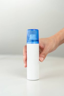 Masada sprey antiseptik tutan kadın..