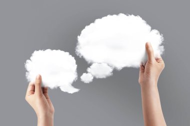 Gri arka planda beyaz bulut şekilli düşünce balonu, konsept iletişimi.