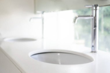 Lavabonun arka planında lavabo var..