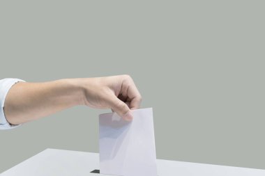 Seçim arkaplanındaki oy pusulası konsepti için el ele tutuşma.