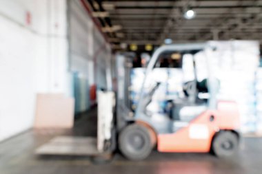 Fabrikadaki bulanık Forklift arabası ve endüstri için depo odası arka planı - Görüntü