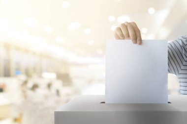Seçim arkaplanındaki oy pusulası konsepti için el ele tutuşma.