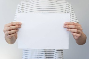 Mektup kağıdı için kağıt boş a4 boyutu tutan eller.