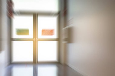 Binada yangın söndürücü ve çıkış işareti var.