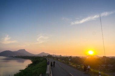 Telekomünikasyon kule günbatımı gökyüzü anten.