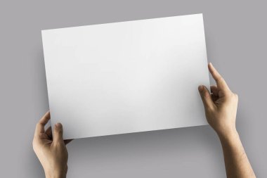 Çalışmak için boş kağıtları tutan elleri kapat.