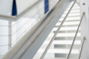 Yürüyen merdivenin arka planı için resim bulanıklaştırıldı